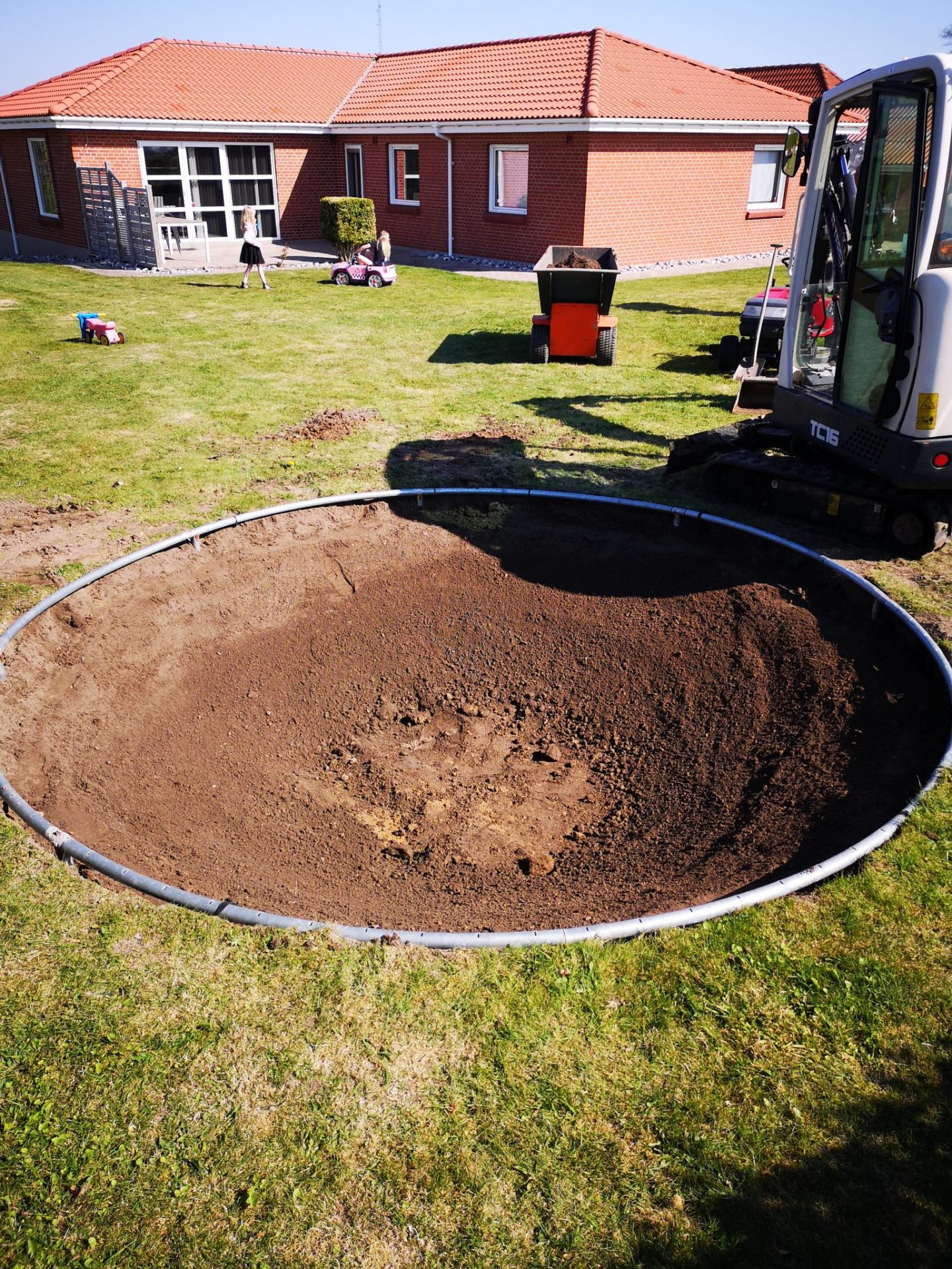 Nedgravning af trampolin